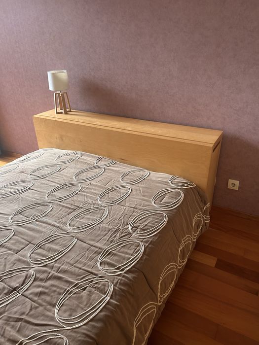 Cama de casal com arrumacao nas costas . Pode ir com colchão