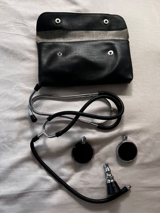 Estetoscópio com bolsa e acessórios