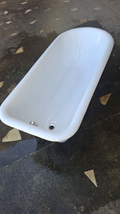 Banheira antiga. Ferro fundido esmaltado