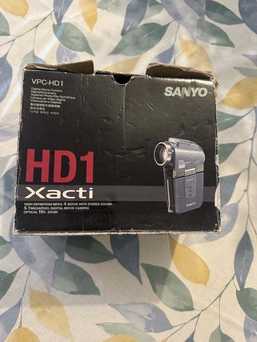 Câmara de vídeo digital Sanyo Xacti VPC-HD1, em muito bom estado e com conjunto completo de acessórios