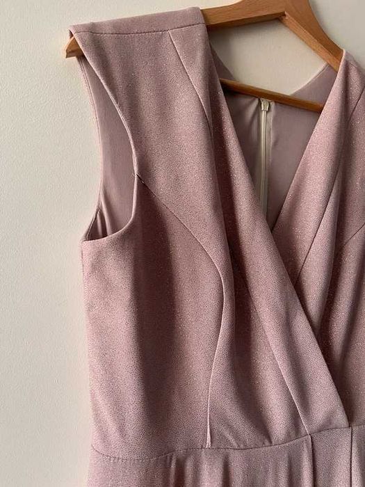 Pudrowa różowa sukienka midi dekolt V bez rękawów taliowana M 38