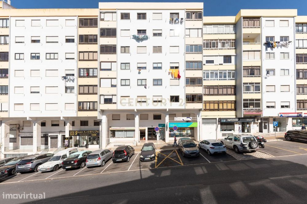 Apartamento T2 Massamá -  em remodelação — Massamá E Monte Abraão, Lisboa