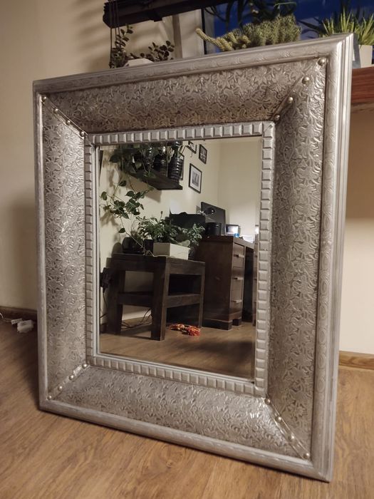 Lustro w drewnianej ramie