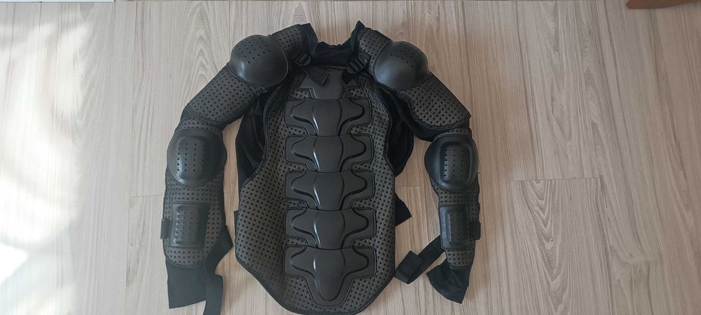 Sprzedam kurtkę z ochraniaczem