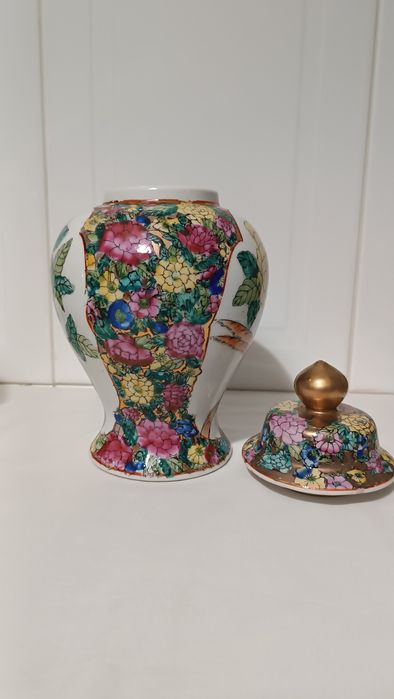 Pote antigo com tampa. 26 cm altura. 910 gramasNovo