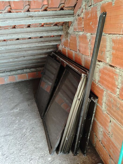 Porta e Janelas de alumínio castanho