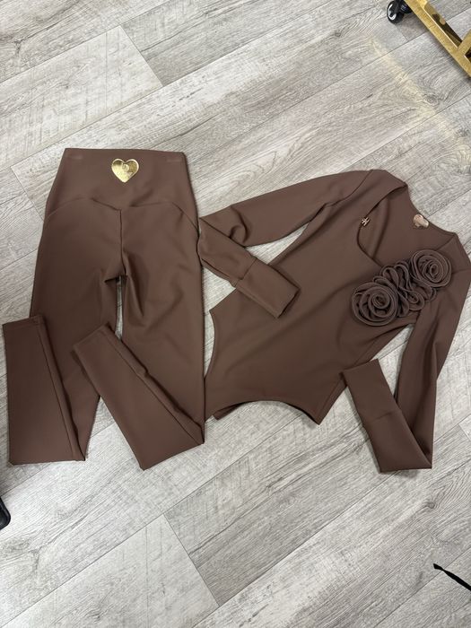 Piękny komplet body legginsy La Diva karmel