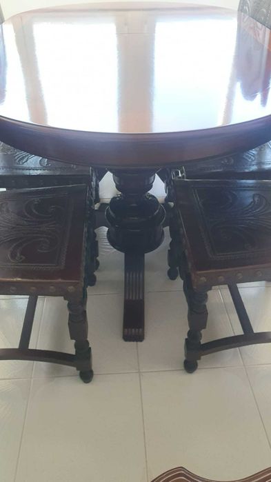 Mesa extensível madeira maciça + 6 cadeiras couro – Excelente estado