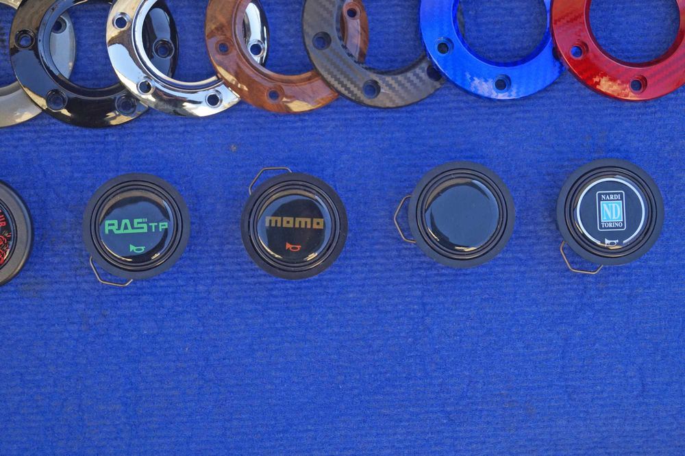 Кнопка и накладка звукового сигнала на спортивный руль