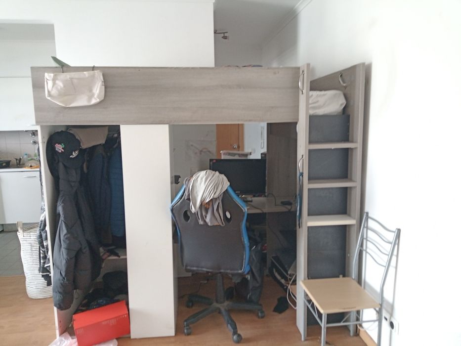 Cama alta com secretária