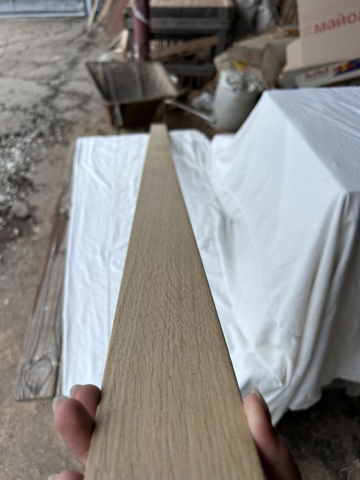 Плінтус дуб шпонований