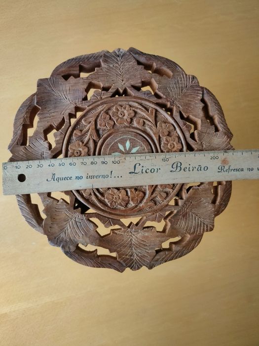 Mesa tripé em madeira trabalhada á mão.