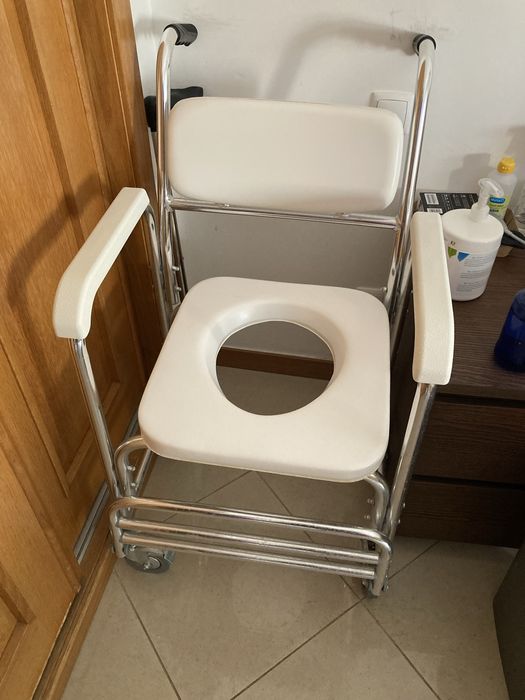 Cadeira para mobilidade reduzida com wc