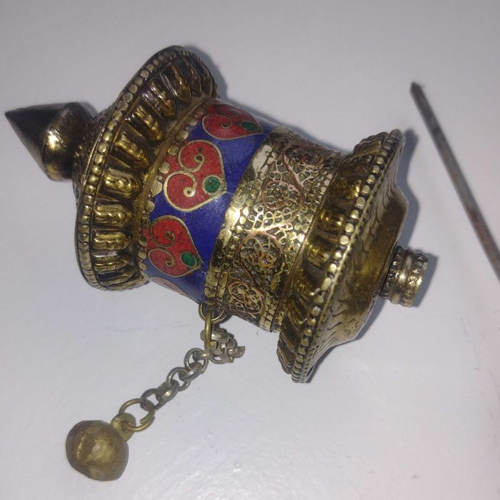 Bonito moinho de orações tibetano