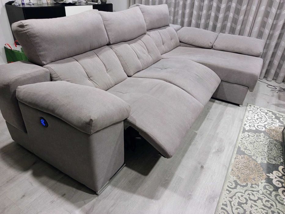 Sofá elétrico com 3 lugares e chez lounge cinza claro