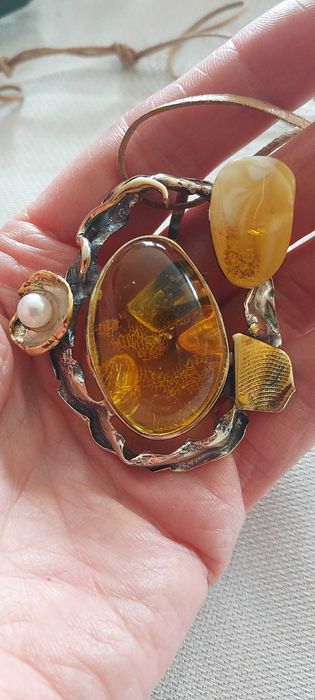 Artystyczna  zawieszka z bursztynami i perłà