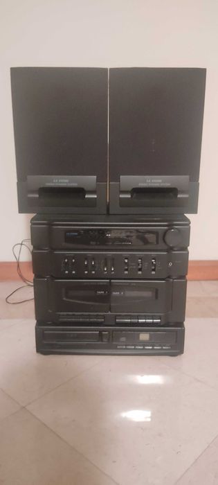 Aparelhagem antiga com leitor de cassetes e CDs da marca AR Systems