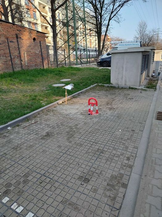 Madalińskiego / miejsce postojowe podziemne / naziemne