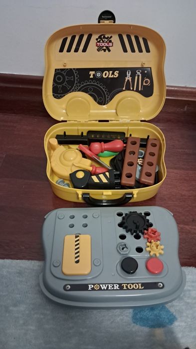 banca de trabalho com mala de ferramentas