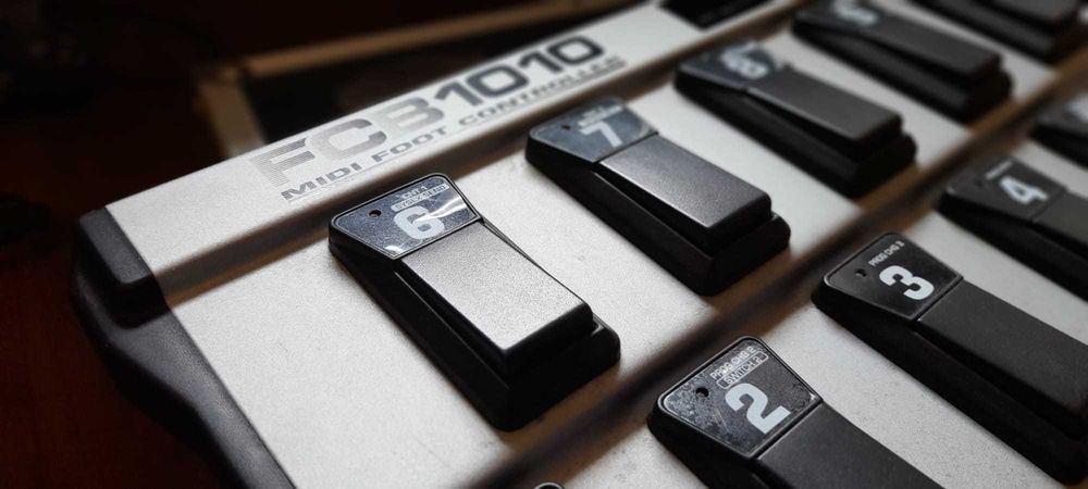Controlador de pedaleira Behringer FCB1010