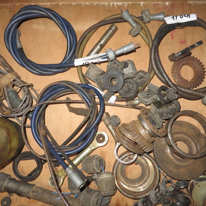 Тросики і автозапчастини одним лотом вживані