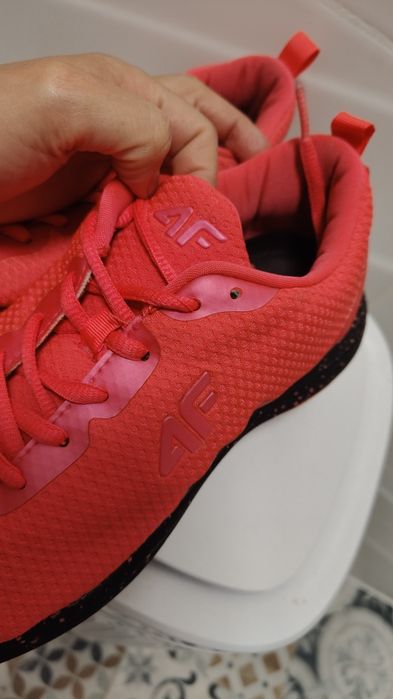 Buty 4F r. 37 * 24 cm sportowe koralowe