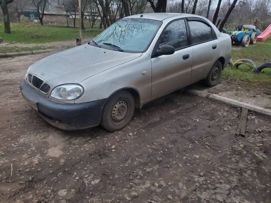 Автомобиль Deo Lanos Поляк! 2008 Рік випуску. Не плутати з Zaz, Sens. Це справжній Lanos ! Поляк. 

Мотор объёмом 1500.

Майже нова зимова гума!
Є підсилювач руля!
Сигналізація!
Центральний замок!
Гучна музика.

Автомобіль в Ідеальному технічному стані! Обслуговуеться вчасно у найкращого авто механіка по Конотопу. 

Ходова частина вся нова! Їде мягенько. Нічого зовсім не стукає, не скрипить.

Моторчик шепоче, не чутно як працює! Їде чудово так як мотор 1.5.
Масло не бере. 

Салон в Гарному Стані! На сидінях чохли. 
Вся Електрика працює! Кожна кнопка працює. Гарне світло.
Ручник тримає добре.

Можливі любі ваші перевірки. Автомобіль взагалі не потребує ні гривні вкладень! Сів та поїхав куди завгодно. 
Торг не цікавить.