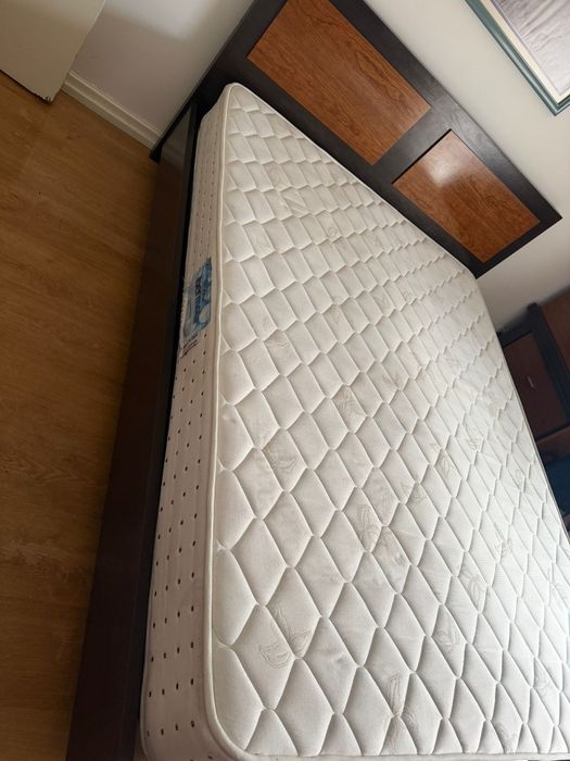 Cama dd casal com colchao e duas mesinhas de cabeceira