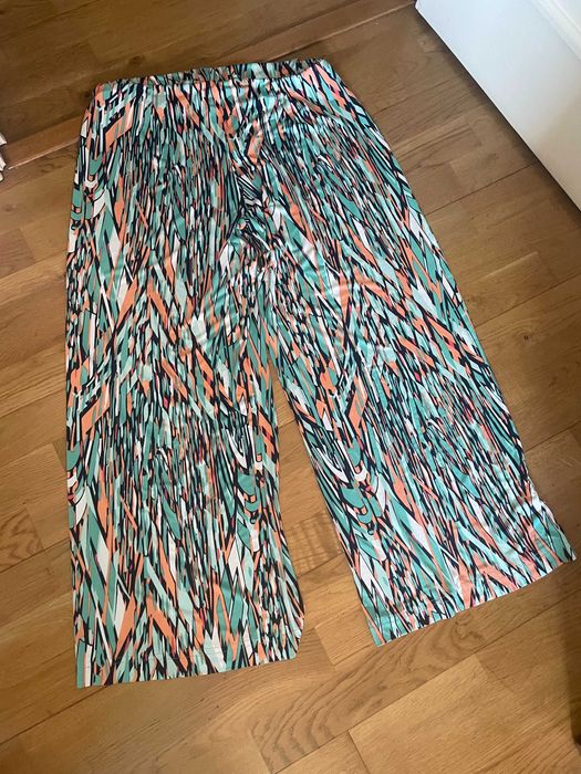 Calça larga e com elasticidade, da marca Desvast