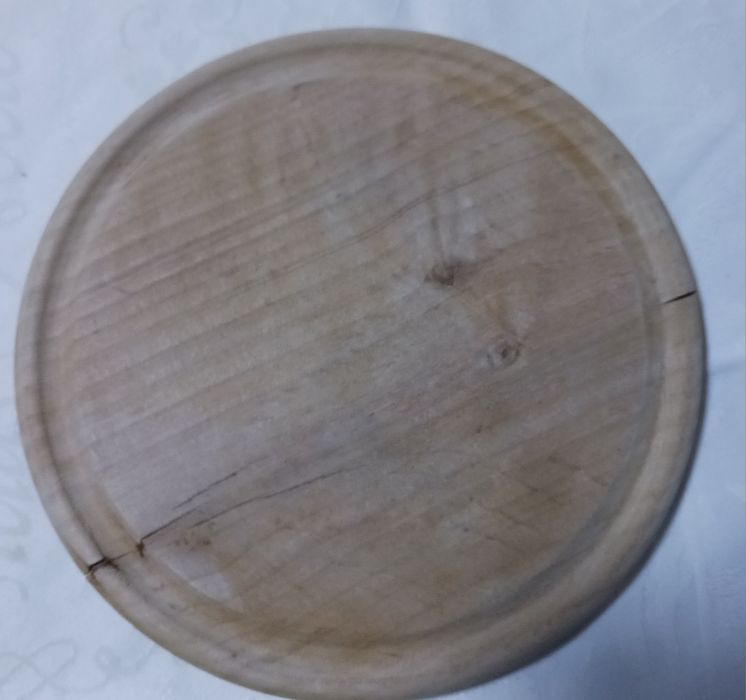 Queijeira / boleira de vidro com base em madeira. 24 cm diâmetro