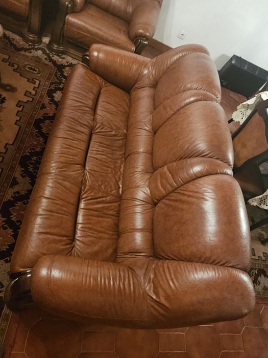 Conjunto sofas em cabedal