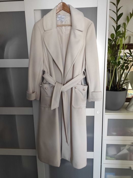 Płaszcz biały z perłami