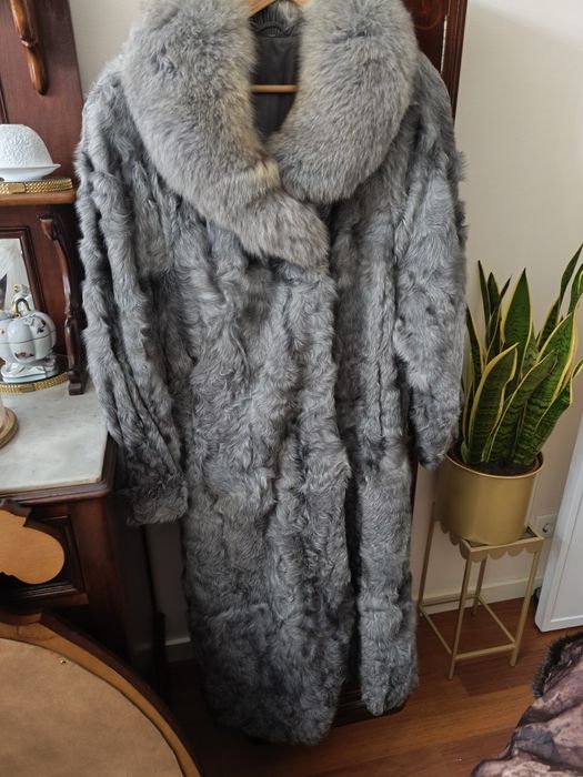 Casaco em pele cinza comprido