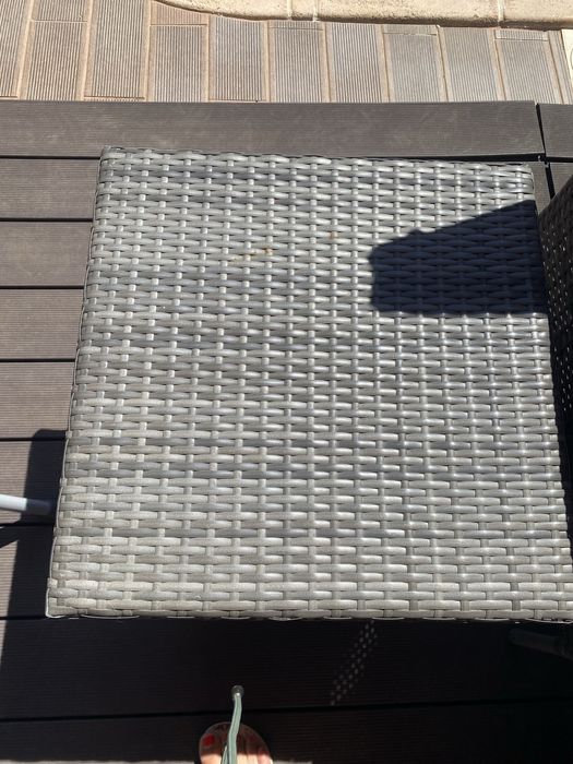 Cadeira e nesa de apoio em ratan cinza exterior