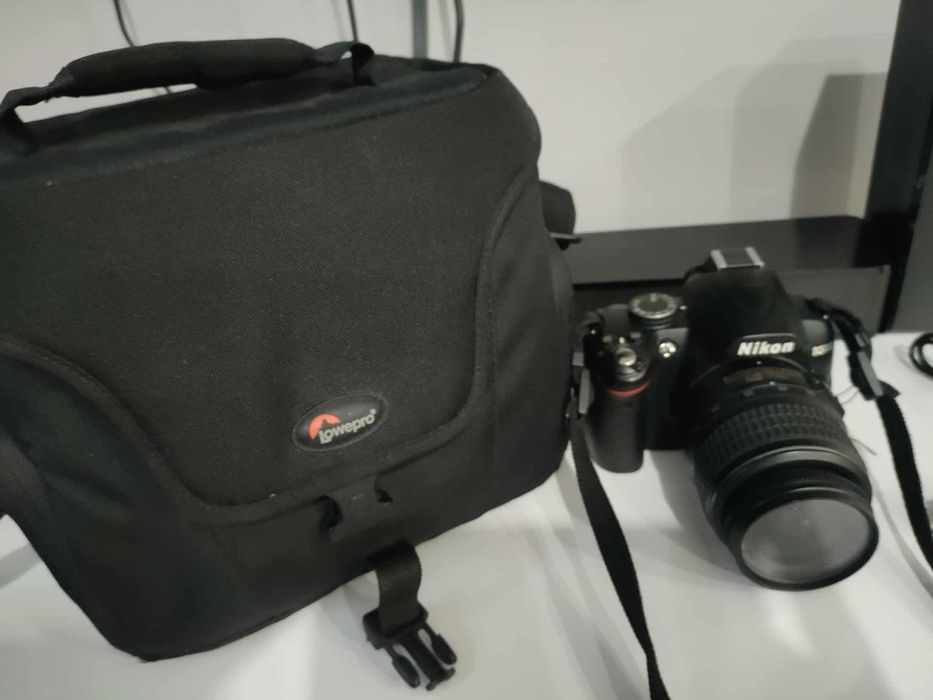 Aparat lustrzanka Nikon d3000 z obiektywem i akcesoriami