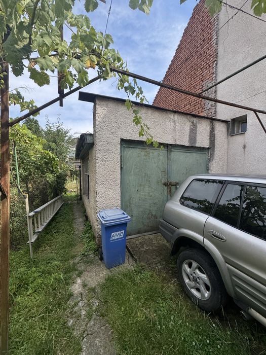 Продаж: частини будинку   з гаражем у центрі Ужгорода терміново