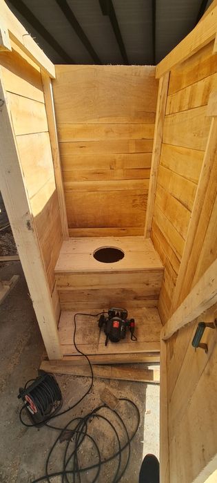 Туалет вуличний деревяний