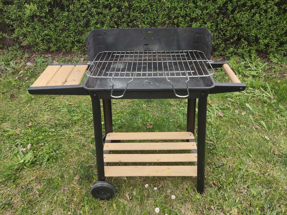 Grill węglowy na kółkach ze stolikiem