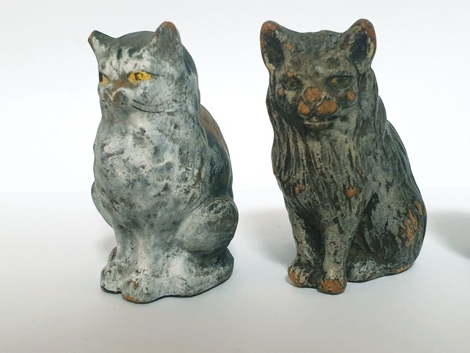 pequenos lindos antigos gatos em faiança portuguesa-Caldas da Rainha