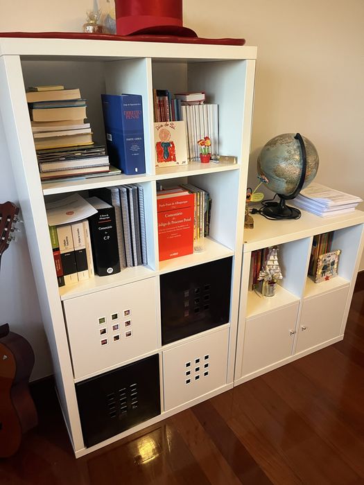 Mesa de escritorio e estantes
