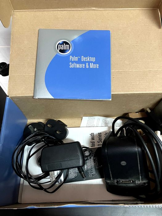 Palm M130 com carregador, caixa , dock e software,  precisa de bateria