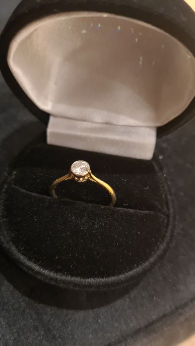 Pierścionek zaręczynowy z brylantem