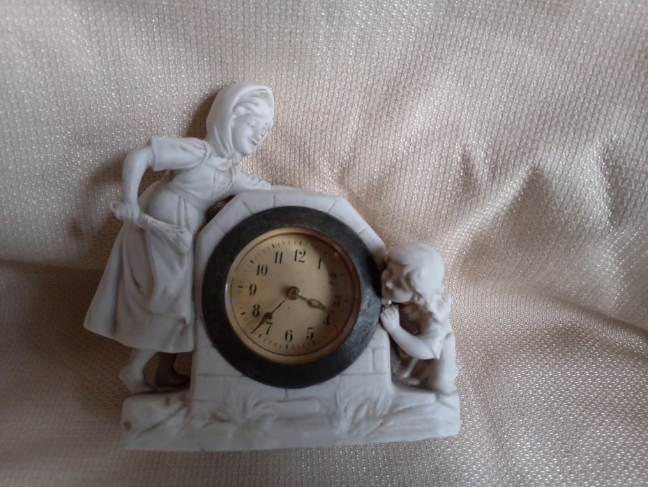 Escultura em biscuit,com relógio incorporado,da Goebel Porzellan