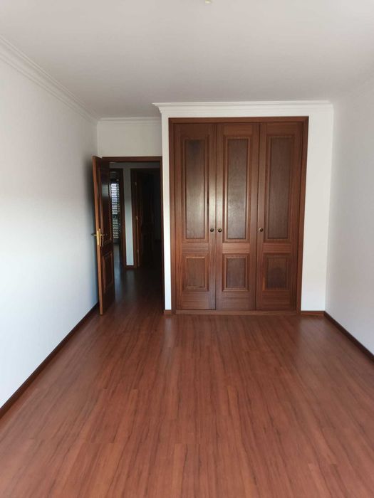 Alugo belíssimo T4 na primeira rotunda da Carapalha