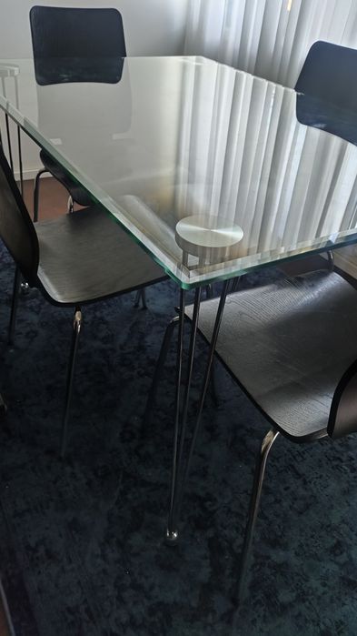 Mesa de jantar e cadeiras