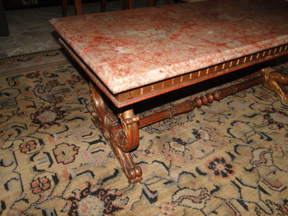 Mesa de centro com tampo em pedra
