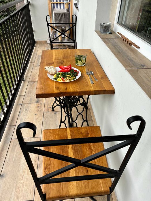 Krzesła ogrodowe wraz ze stołem.