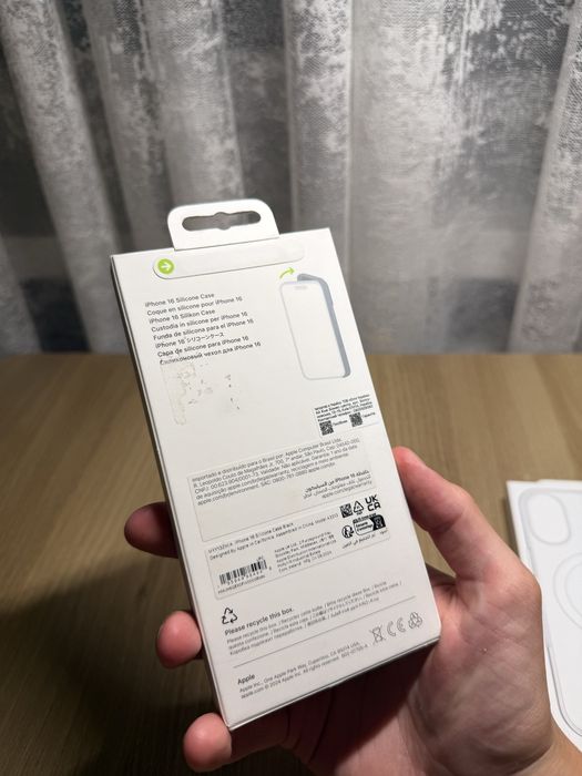 Apple Silicone Case iPhone 16 black / чорний