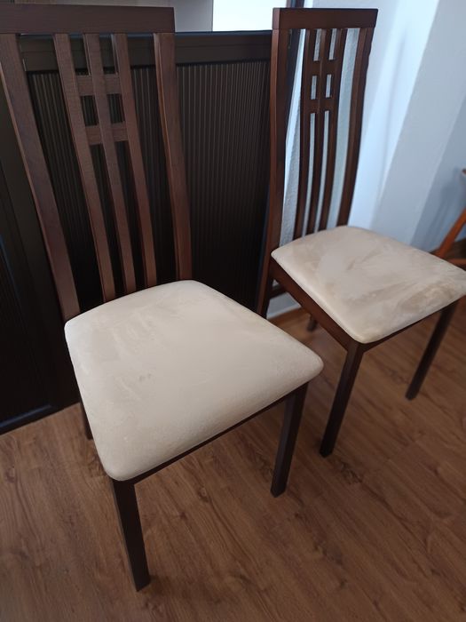 Quatro cadeiras de jantar