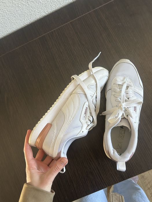 Білі кросівки Puma